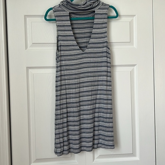 Turtle Neck Sleeveless Dress‎ - Picture 4 of 5